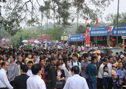 Hàng vạn người thành kính dâng hương tưởng nhớ Vua Hùng