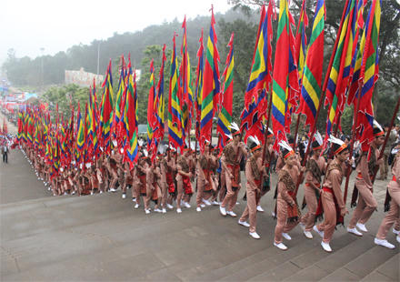 Hàng vạn người thành kính dâng hương tưởng nhớ Vua Hùng