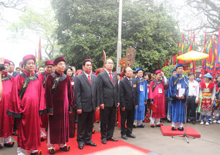 Hàng vạn người thành kính dâng hương tưởng nhớ Vua Hùng