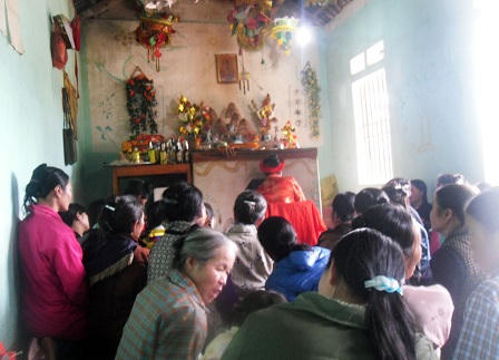 “Thánh đồng” xứ Mường thổi nước lã se duyên, trừ tà 