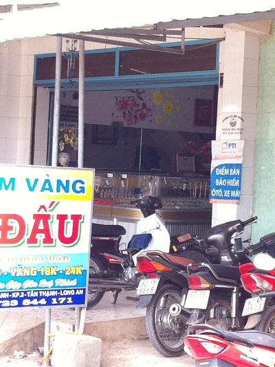 Đại gia bị gà “đá” mất tiệm vàng và hai bà vợ