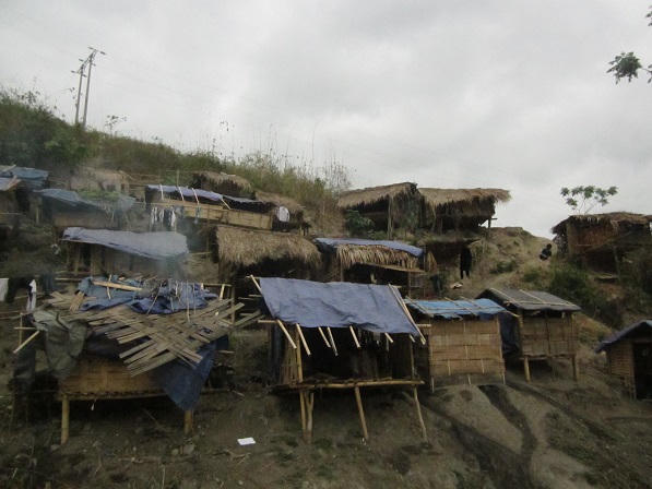 Những đứa trẻ cắm lều trọ học trên sườn núi 