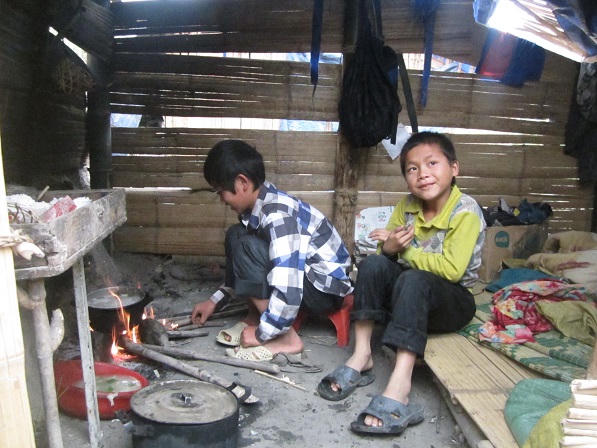 Những đứa trẻ cắm lều trọ học trên sườn núi 