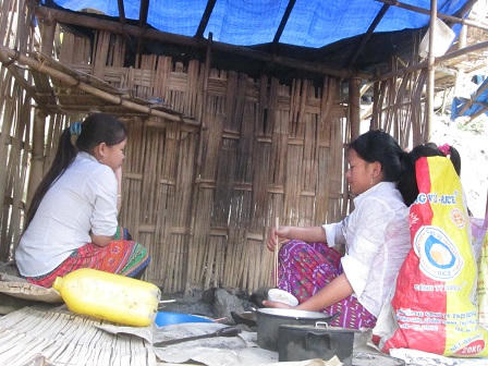 Những đứa trẻ cắm lều trọ học trên sườn núi 