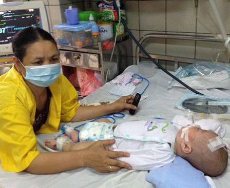 Ông trời ơi, xin cứu lấy bé!