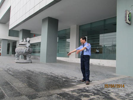 Nghi vấn nguyên nhân người mẹ ôm con rơi từ tầng 11 xuống đất