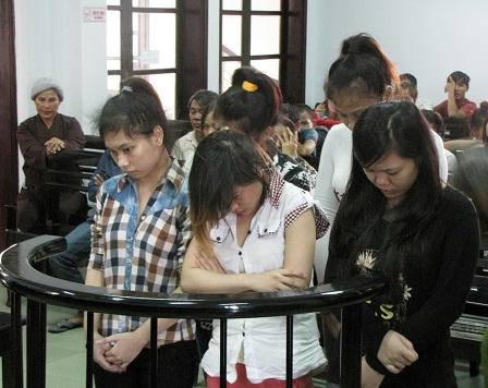 Cận mặt nhóm nữ sinh chuyên đi cướp để... thể hiện mình