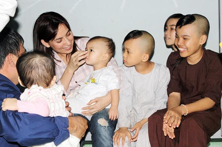 Ca sĩ Phi Nhung khiến chồng... phát khùng vì quá “ngây thơ“