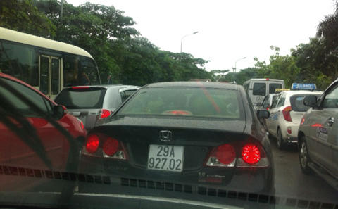 Tai nạn liên hoàn trên Pháp Vân gây ùn tắc kéo dài