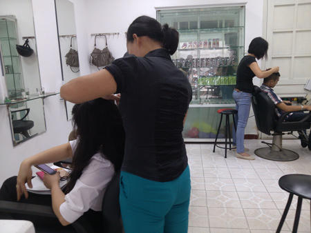 Nghề độc “bới đen tìm trắng” kiếm bạc triệu ở Hà Nội