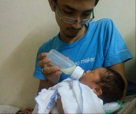 Xúc động với bộ ảnh “gà trống nuôi con” của ông bố 31 tuổi