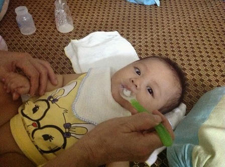 Xúc động với bộ ảnh “gà trống nuôi con” của ông bố 31 tuổi