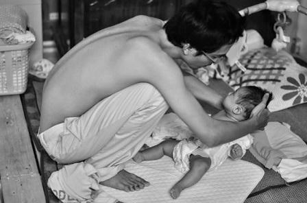 Xúc động với bộ ảnh “gà trống nuôi con” của ông bố 31 tuổi