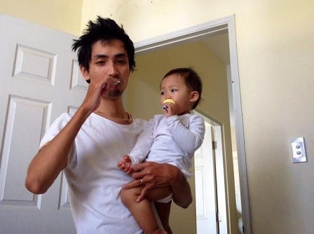 Xúc động với bộ ảnh “gà trống nuôi con” của ông bố 31 tuổi