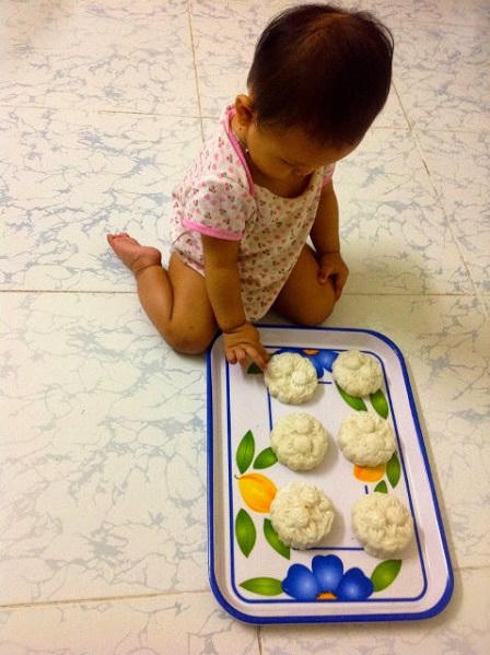 Xúc động với bộ ảnh “gà trống nuôi con” của ông bố 31 tuổi