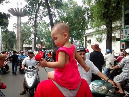 Xúc động với bộ ảnh “gà trống nuôi con” của ông bố 31 tuổi