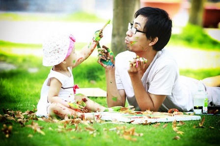 Xúc động với bộ ảnh “gà trống nuôi con” của ông bố 31 tuổi