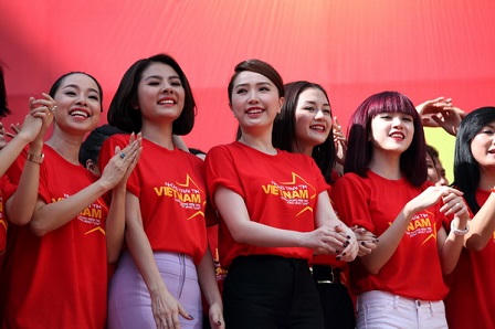 Gần 100 nghệ sĩ đội nắng quay MV “Những trái tim Việt Nam“