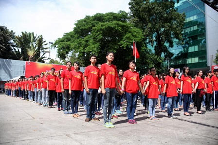 Gần 100 nghệ sĩ đội nắng quay MV “Những trái tim Việt Nam“