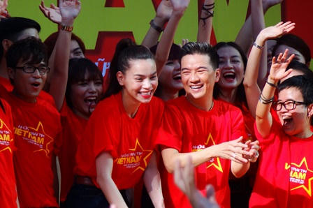 Gần 100 nghệ sĩ đội nắng quay MV “Những trái tim Việt Nam“