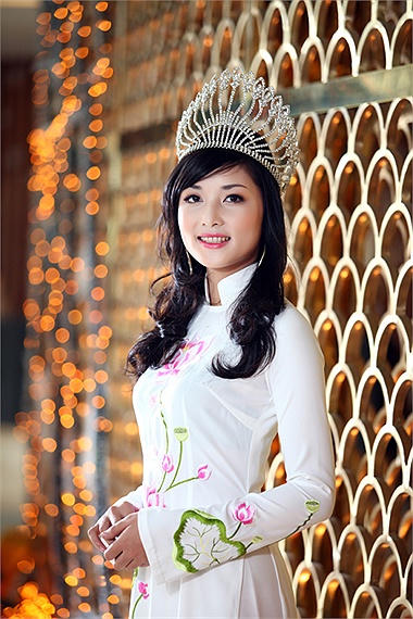 Hoa hậu trả vương miện vì bị “lạm dụng sức lao động”?