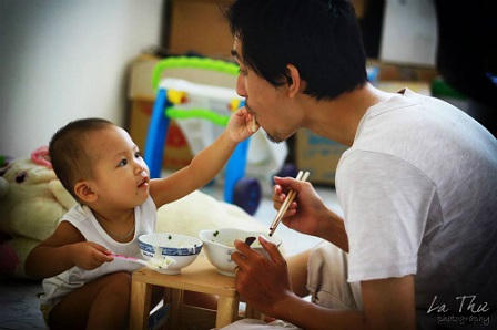 Chuyện cảm động về 8X "gà trống" đi xin sữa mẹ nuôi con