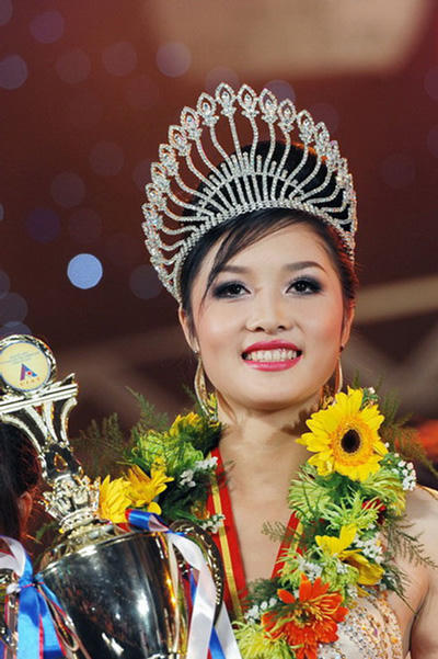 Những cay đắng sau chiếc vương miện hoa hậu