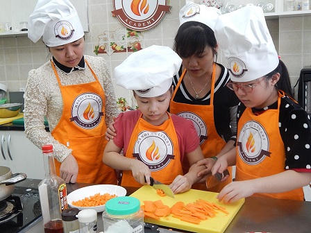 Hè này phụ huynh thi nhau cho con học cách “vào bếp“