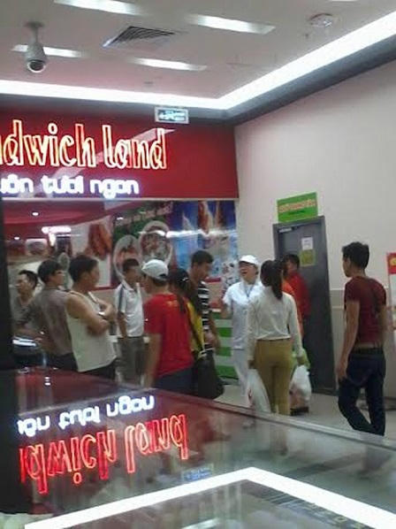 Sốc: Nhân viên siêu thị Big C ném cá vào mặt khách hàng