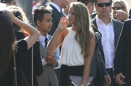 Angelina Jolie thân với Maddox hơn con ruột