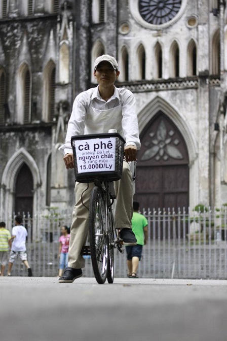 Chuyện lạ về anh chàng đạp xe bán rong "cà phê rang mộc"