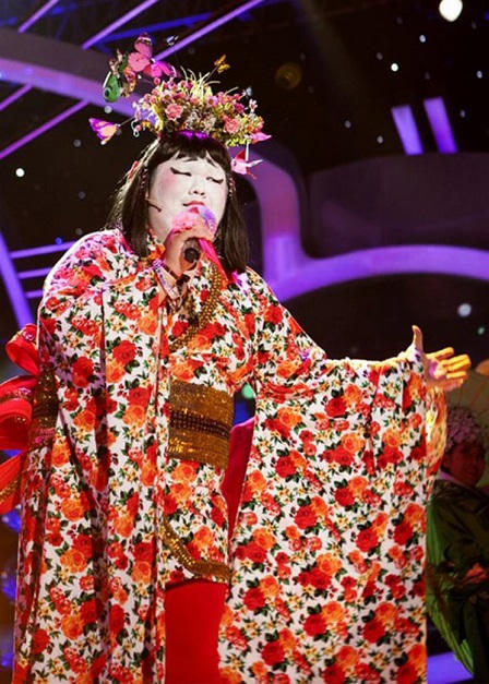 Showbiz Việt thà lộ “cong” mà xong việc...