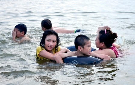 Ẩn họa chết người từ “bãi biển” thu nhỏ ở Hà Nội