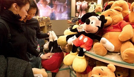 Những món đồ không nên mua khi du lịch