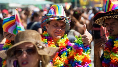 Những món đồ không nên mua khi du lịch