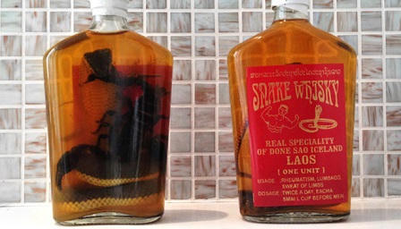 Những món đồ không nên mua khi du lịch