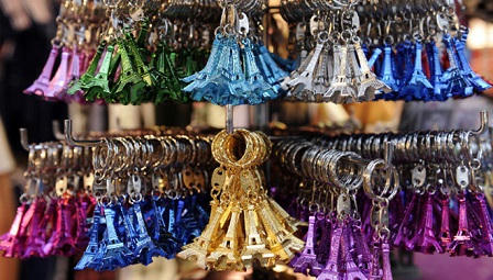 Những món đồ không nên mua khi du lịch