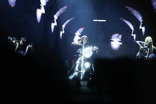 Hàng ngàn fan Việt 'thót tim' vì 2NE1