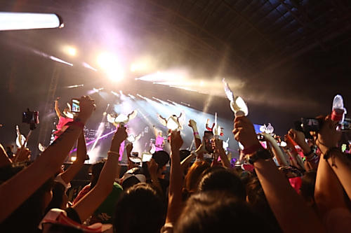 Hàng ngàn fan Việt 'thót tim' vì 2NE1