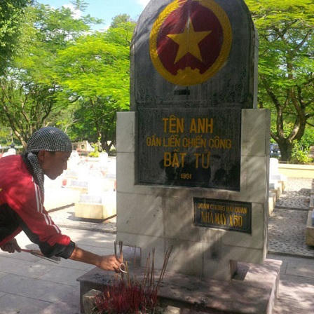 Chàng trai đi bộ xuyên Việt hướng về biển Đông