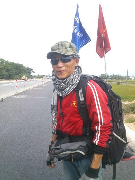 Chàng trai đi bộ xuyên Việt hướng về biển Đông