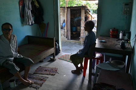 50 năm làm “cặp mắt” cho chồng