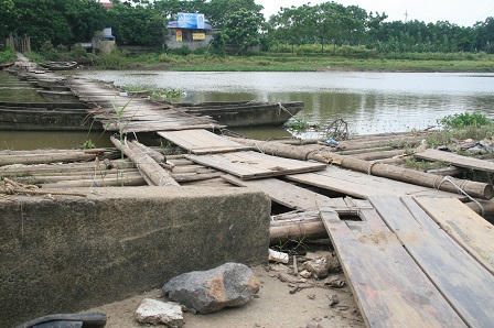 Dân Thủ đô “đùa” với tính mạng trên cầu phao dân sinh sông Đáy