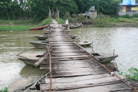 Dân Thủ đô “đùa” với tính mạng trên cầu phao dân sinh sông Đáy