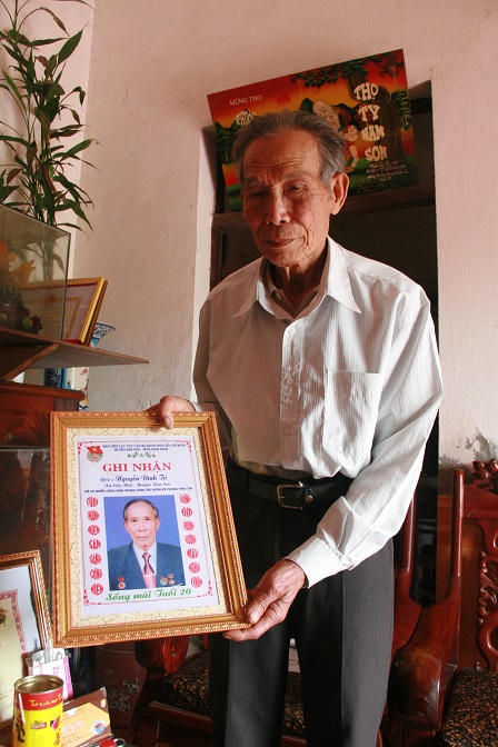 Người bác sĩ già và “cuộc chiến chết phải toàn thây“