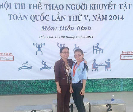 Hành trình đến trường gian nan của cô sinh viên bại não bẩm sinh