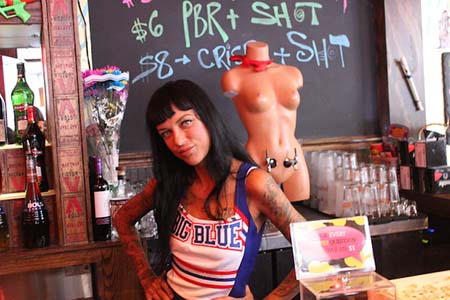 Quán bar lấy cảm hứng từ vòng 1 của phụ nữ