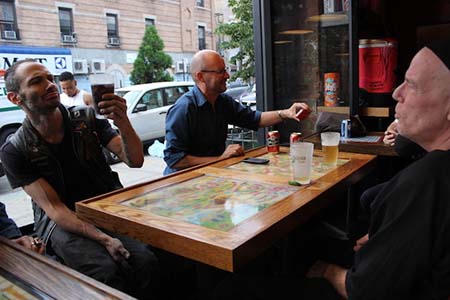 Quán bar lấy cảm hứng từ vòng 1 của phụ nữ