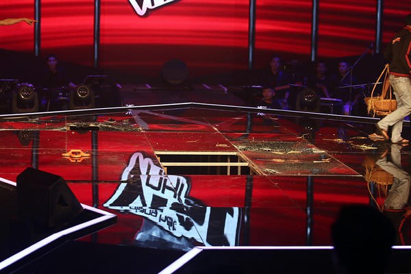 Sân khấu Giọng hát Việt nhí bất ngờ bị sập khi đang lên sóng trực tiếp