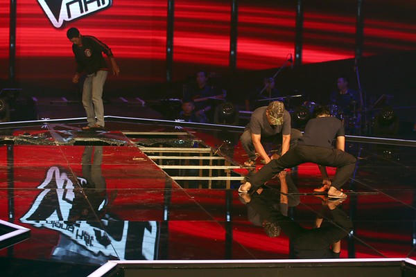 Sân khấu Giọng hát Việt nhí bất ngờ bị sập khi đang lên sóng trực tiếp